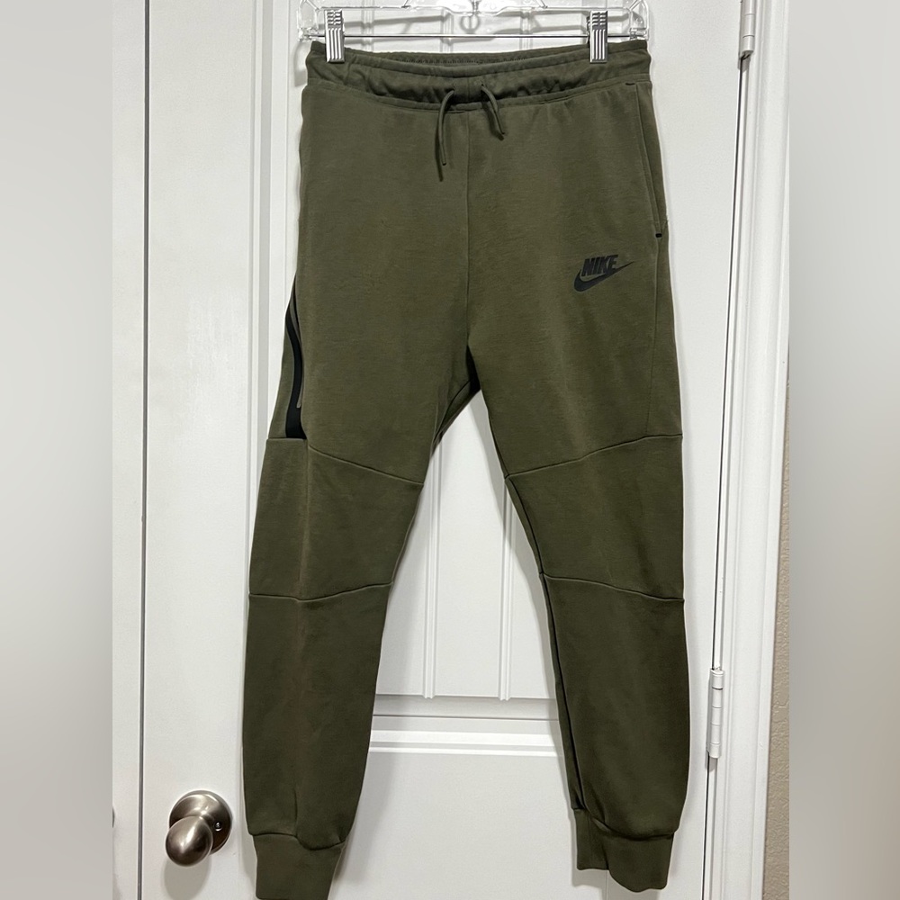 Nike Youth TECH Fleece Joggers
LARGE